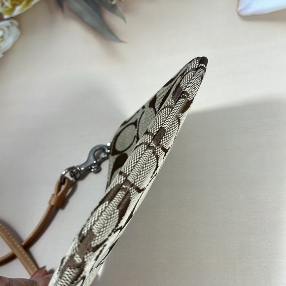 🌺 COACH KHAKI SIGNATURE C WRISTLET COIN BAG - Picture 6 of 6